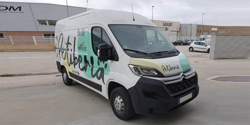 Furgoneta rotulada para Petiberia