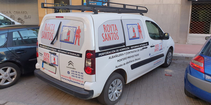 Rotulación de furgoneta paraRoyta Santos